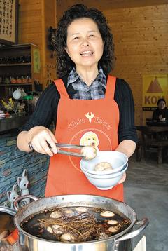 台中“羊奶头茶叶蛋”假日热卖1天800颗