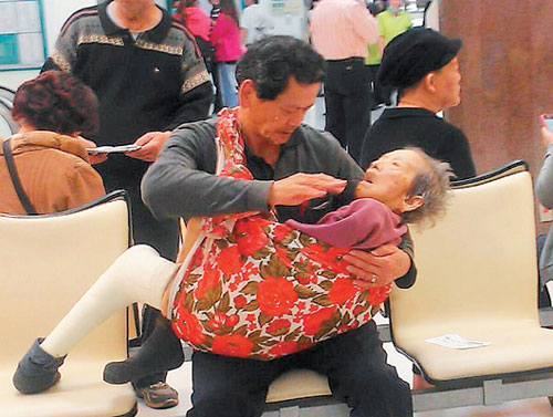 台“孝子”抱母就医引网友热议医院多无协助机制