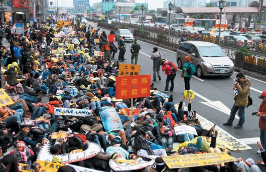台民众“仆街”反核吁当局停用核电将废料撤出兰屿