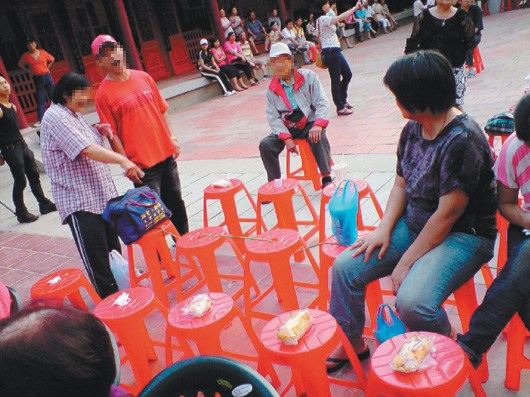 台湾戏迷占位招数多安全帽雨伞便当盒竞相登场