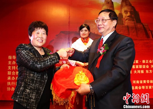 吴伯雄向内地赠送“中华亲情林”树种
