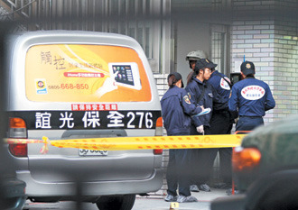 台歹徒开4枪劫钞1250万疑“雨衣大盗”再犯案