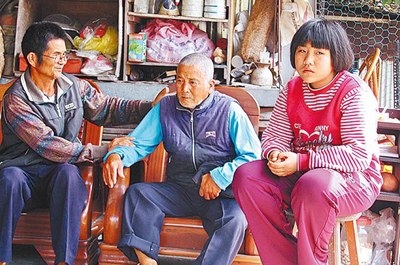 台一老妇冲火场救病儿被呛死或因吸烟引火灾