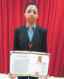 台湾一患多重罕见病青年苦练羽毛球熬出头(图)