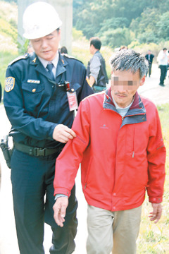 台一男子闯入高铁轨道“拦车回家”误两千乘客