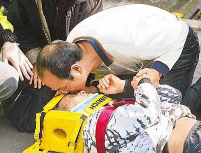 台湾男子久病厌世跳楼 儿子吻尸送别(图)
