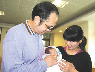 台湾孕妇摔倒又被撞飞数米远胎儿奇迹互救