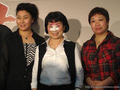 龙应台首度变装扮“丑”角称嘻笑后有深意