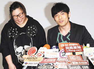 周杰伦澄清摸臀传闻盼与郭台铭创办《光明日报》