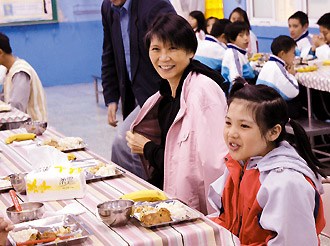 周美青四访偏远地区学校为学童解说清明上河图