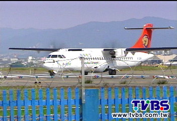 台湾一客机起飞十分钟引擎冒火72乘客空中惊魂