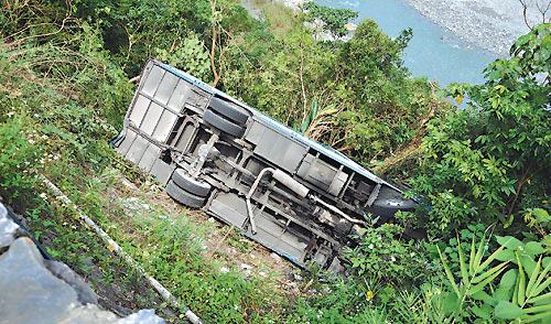 台湾游览车意外续:公路部门称问题出在薪资太低