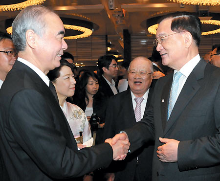 日本驻台官员交接连战与新任代表相互致意