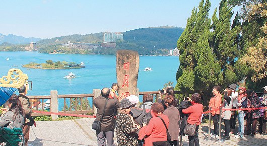 大陆客爱挤日月潭石碑拍照“山寨碑”难分散人潮