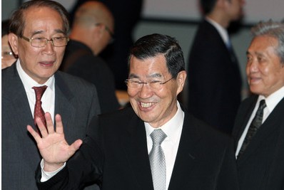 萧万长卸任马英九赠藏头诗赞其“淡定”