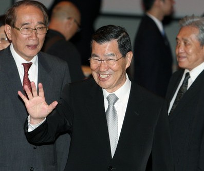马英九赠藏头诗萧万长感慨“还没参透政治”