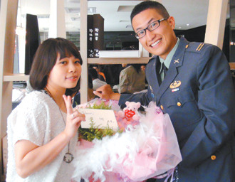 台湾一名军官透过网络找到14年前女友求婚成功
