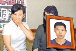 儿军中丧命有蹊跷台一母亲赴美实弹模拟追真相