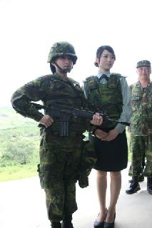 台军实弹演习美女通信兵成媒体焦点(图)