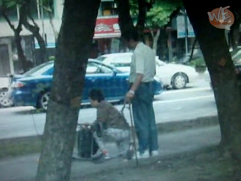 台湾疑似“遛老人”男子澄清邻居称其是大孝子