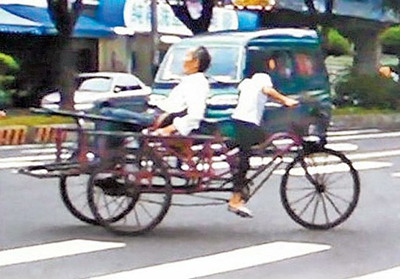 台湾小学女生踮脚尖踩三轮车载阿公孝行感人(图)