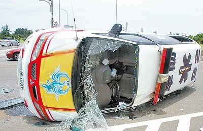 台湾救护车救溺水少年被撞翻消防员反被救