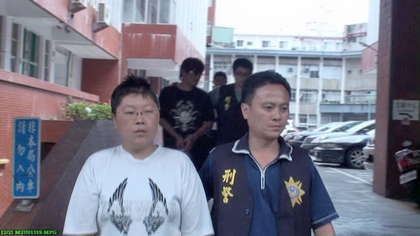 台男子打断老大腿篡位率13岁少年恐吓取财