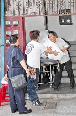 醉趴水桶上台湾酗酒妇人倒栽葱溺毙(图)