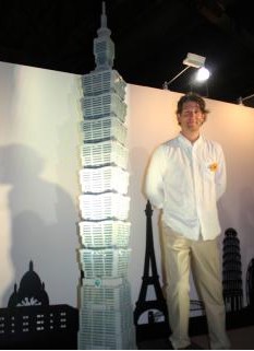 艺术大师用近3万个积木堆出台北101大楼模型(图)