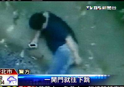 台湾盗贼遭追捕跳车坠崖主嫌坐轮椅遥控