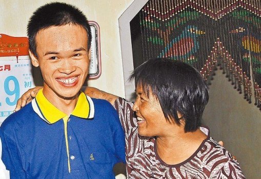 台湾憨儿骑单车为母送饭3年获孝行奖