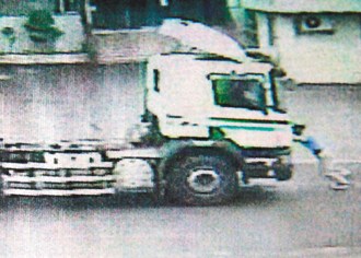 货柜车煞不住台湾63岁司机双手挡车被夹死(图)