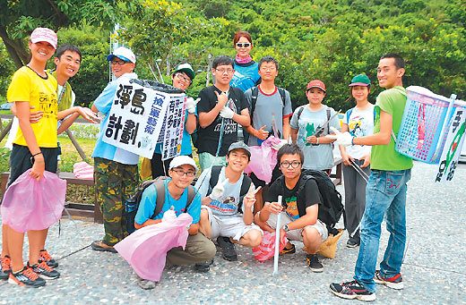 台湾3名女大学生环岛捡垃圾感叹每天捡不完