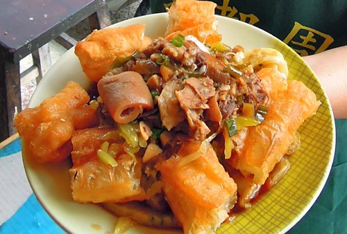 高雄蛋饼配酸菜和淋卤肉汤一试成主顾