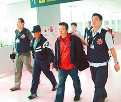 两绑匪南非绑架台商刑满出狱被押解回台