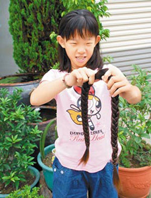 台9岁女孩为送爱心蓄6年头发剪长辫捐患癌儿童