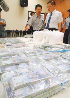 新竹警方查获2毒贩搜出1490万现金数钱到手软