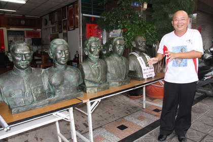 台湾男子要吻遍世界土地预计2045年完成