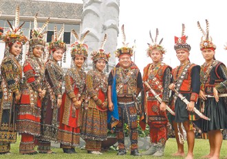 屏东排湾族不畏台风如期举行收获祭千人大会舞 中新网