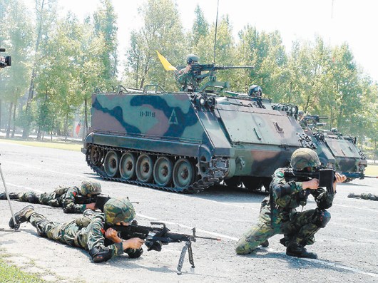 媒体参访台军模范连队士兵体能高合格率 中新网