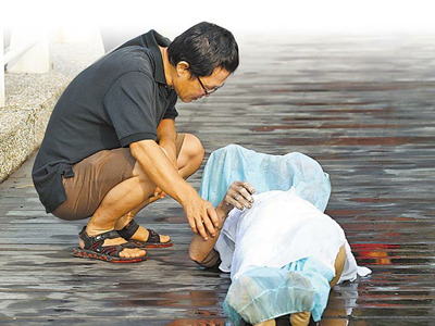 台湾6旬妇人大雨中溺水身亡儿子含泪抚尸不放