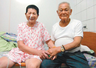 台湾八旬老翁说“爱你”老伴答:一心只有你一个