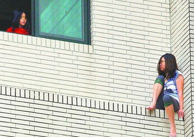 台女子吵架后欲跳楼5岁女儿哭求:妈妈不要这样