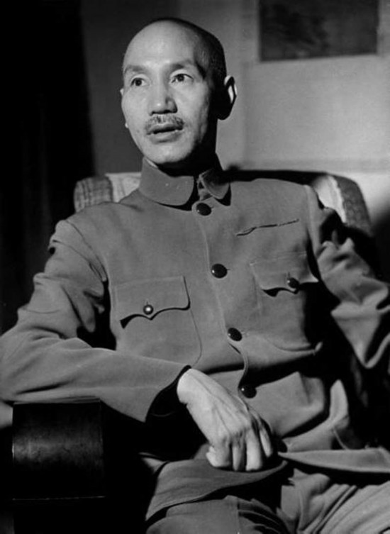 蒋介石一巴掌掴自己脸:凤山的蚊子可恶透顶