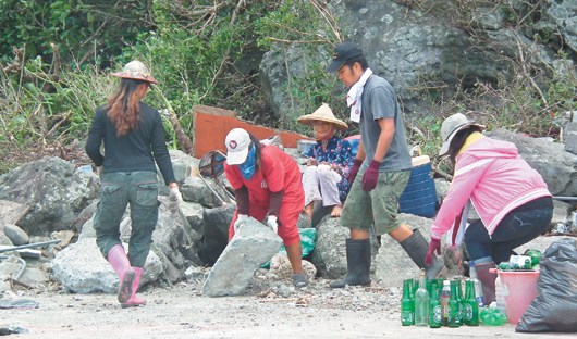 兰屿受灾民众重建家园不分你我未见“各扫门前雪”