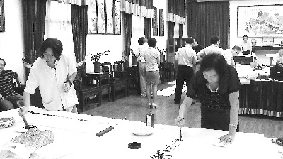 闽台书画家在福州挥毫切磋交流中共叙友情