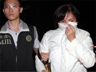 台湾贪官天天上酒店妻为报复天天刷卡年花千万