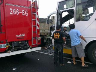 台湾一客运班车追尾砂石车39人受伤送医(图)