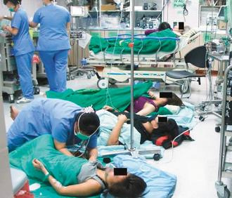 台湾奇景:医院急诊室病患躺地上接受诊疗(图)