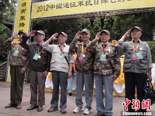 图为中国国民党副主席林丰正(中),云南省统战部部长黄毅(中左